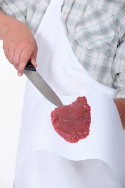 Мясник, показывающий кусок мяса — стоковое фото