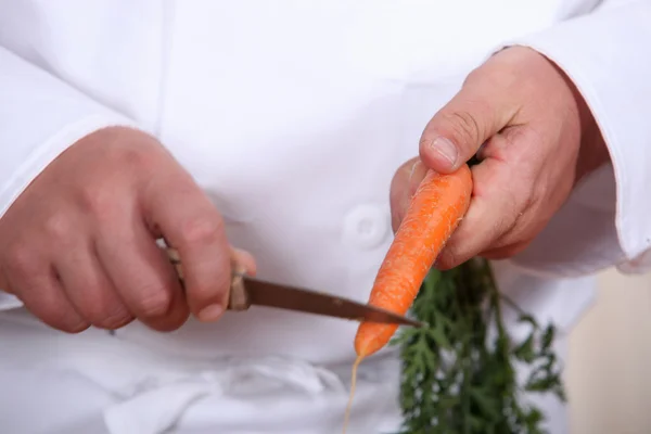Шеф режет морковку. — стоковое фото