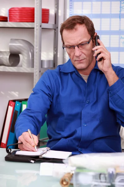 Werknemer in magazijn — Stockfoto