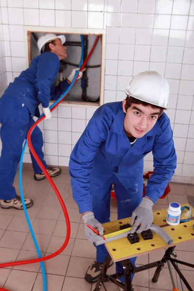Plombiers au travail — Photo