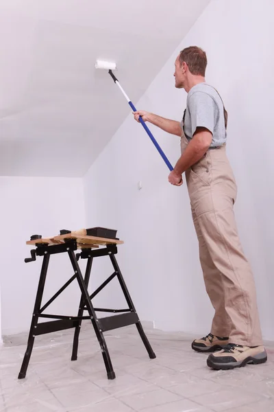 Muž malování stropu — Stock fotografie