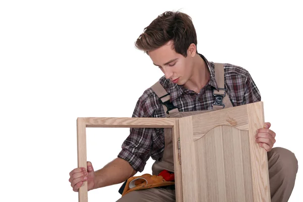 Genç marangoz yapım dolap — Stok fotoğraf