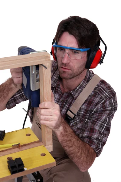 A male carpenter using a jigsaw. — Stock Photo, Image
