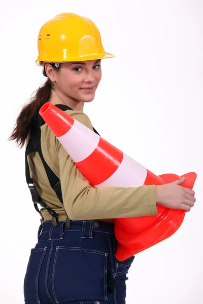 Vrouwelijke bouwer houden verkeer kegel — Stockfoto