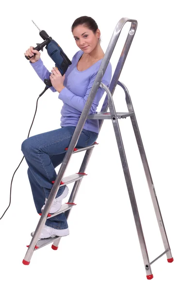 Trabalhadora manual feminina com broca e escada — Fotografia de Stock