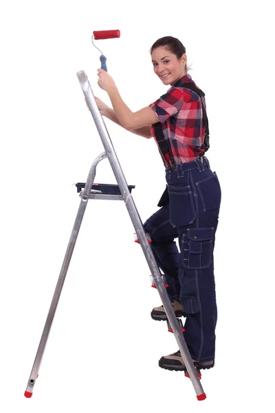 Kvinna med hjälp av paint roller — Stockfoto