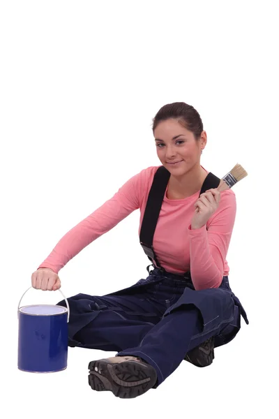 Pintora feminina segurando uma lata e um pincel — Fotografia de Stock