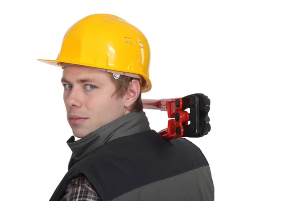 Homem segurando cortador de parafuso sobre ombro — Fotografia de Stock