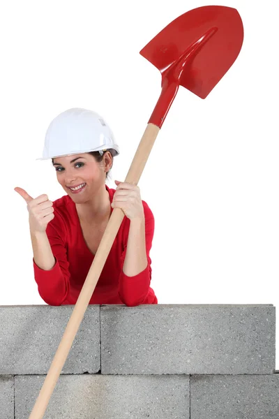 Female mason with shovel, giving the thumbs-up — Stock Photo, Image