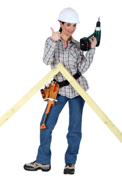 Žena dělat dřevěný krov — Stock fotografie