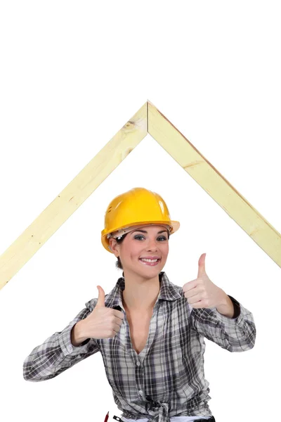 Female builder with a timber A-frame — Stock Photo, Image