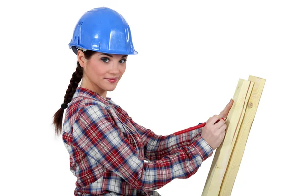 Kadın marangoz çekici ölçüm panosunun — Stok fotoğraf