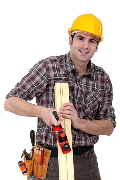 Lavoratore di legno che lavora con una raspa — Foto Stock