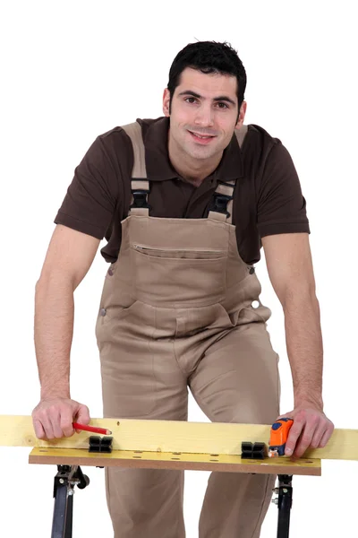 Önlemler alırken marangoz. — Stok fotoğraf
