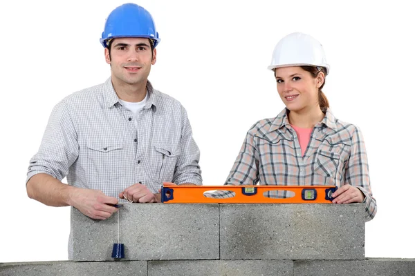 Artesano y artesana construyendo un muro — Foto de Stock