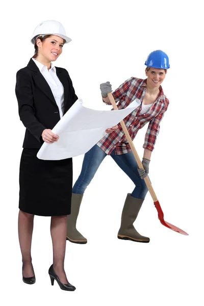 Affärskvinna och hantverkerska poserar tillsammans — Stockfoto