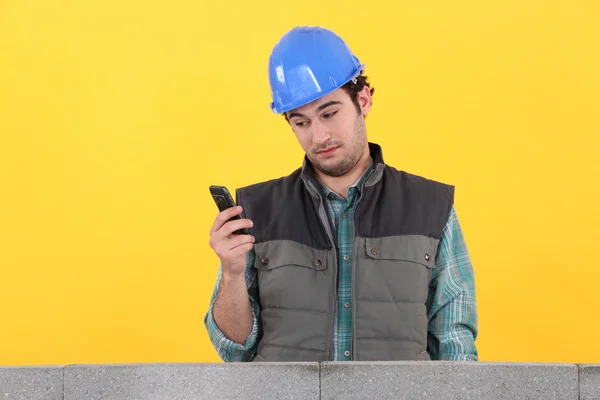 Worker behind wall — Stock Photo, Image