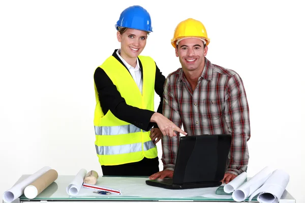 Architect and builder with laptop — Stock Photo, Image