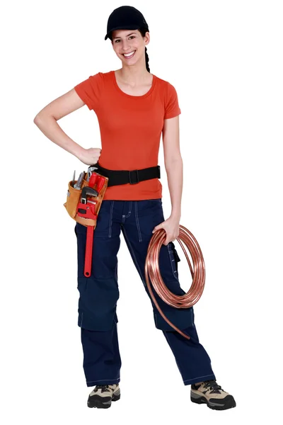 Handwerkerin hält einen Draht — Stockfoto