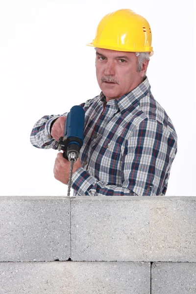 Tradesman usando uma ferramenta elétrica — Fotografia de Stock