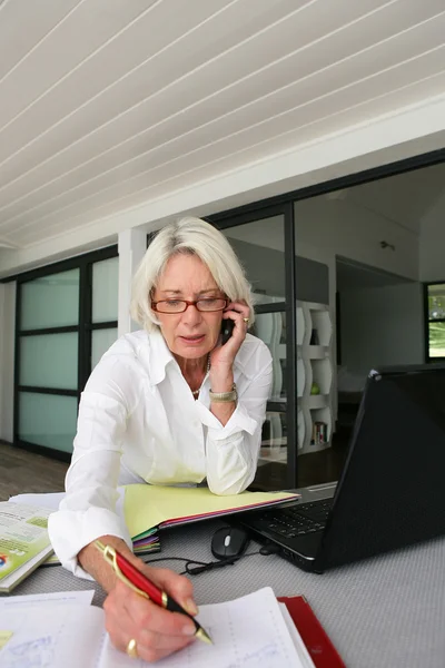 Senior zakenvrouw thuis werken — Stockfoto