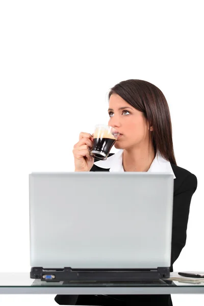 Woman with coffee and computer — Stock Photo, Image