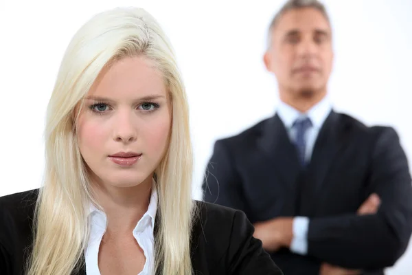 Mulher loira e homem no fundo — Fotografia de Stock