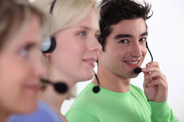 Drie jonge callcenter-werknemers — Stockfoto