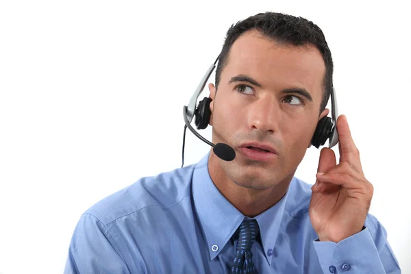 Hombre hablando en un auricular manos libres —  Fotos de Stock