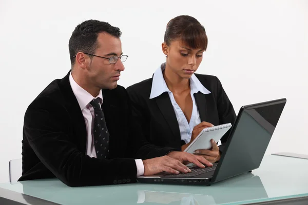 Affärsman och affärskvinna i samarbete — Stockfoto