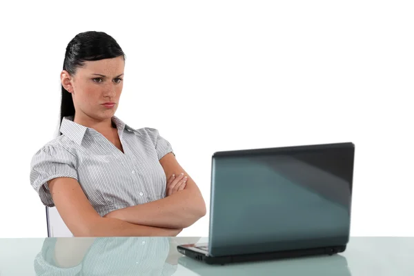 Mujer enojada se sentó delante de la computadora portátil — Foto de Stock