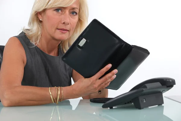 Mogna affärskvinna tittar på hennes agenda — Stockfoto