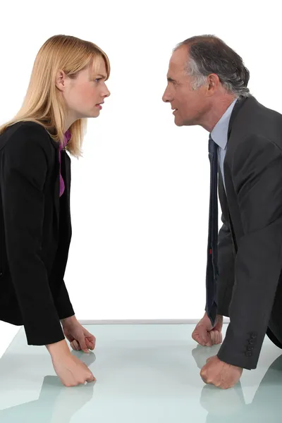 Бизнесмен и бизнесвумен ссорятся — стоковое фото