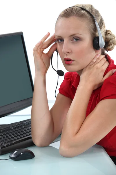 Blonda receptionisten lider av huvudvärk — Stockfoto