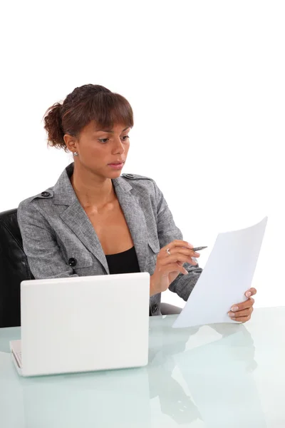 Trabajador de oficina sentado en el escritorio documento de corrección de lectura — Foto de Stock