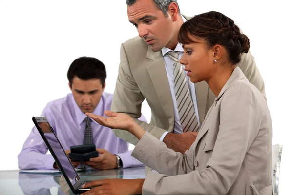 Ofis çalışanları ile bir laptop — Stok fotoğraf