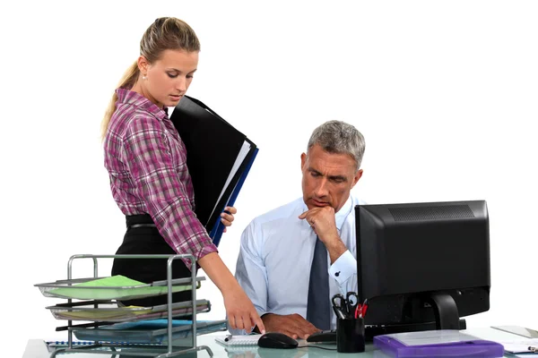 Affärsman och hans assistent vid sitt skrivbord — Stockfoto