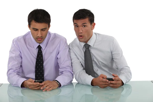Two men with mobile phone — Stock Photo, Image
