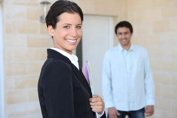 Businesswoman visiting a client — Stock Photo, Image