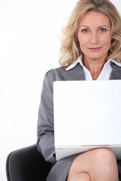 Donna d'affari sul computer portatile — Foto Stock