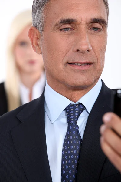 Close-up van een man kijken naar zijn mobiele telefoon — Stockfoto