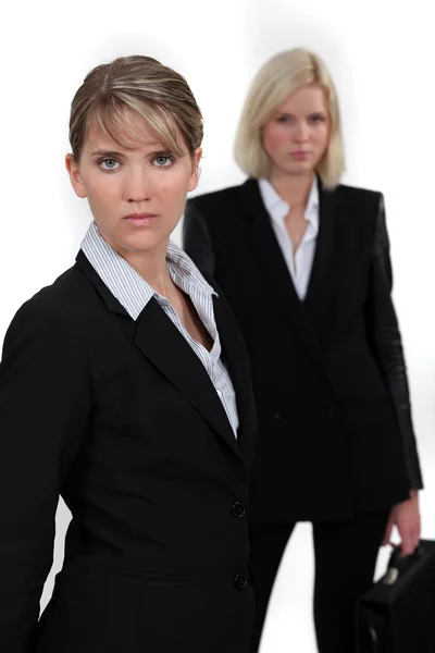 Две деловые женщины позируют — стоковое фото