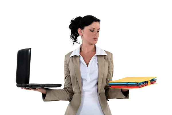 Ung kvinna med laptop och mappar i händer — Stockfoto