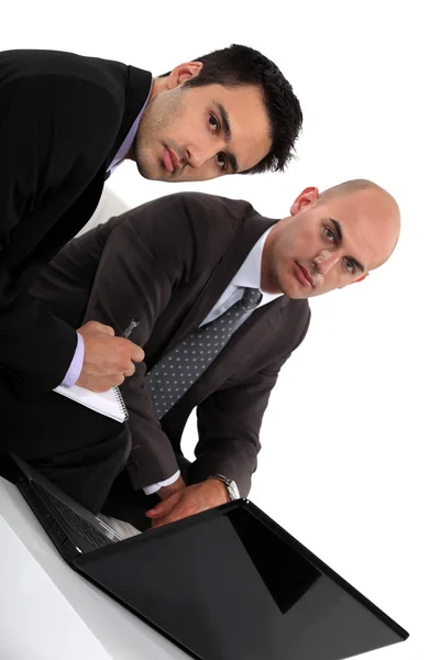 Deux hommes d'affaires préparent la réunion — Photo