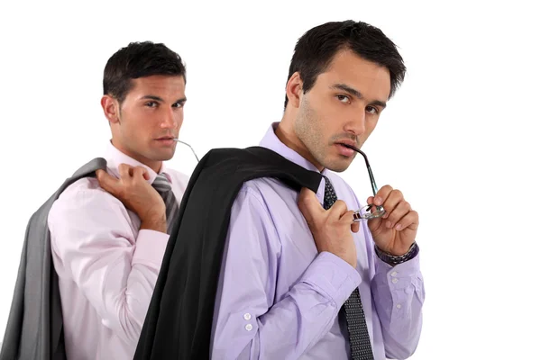 Empresários com suas jaquetas sobre os ombros — Fotografia de Stock