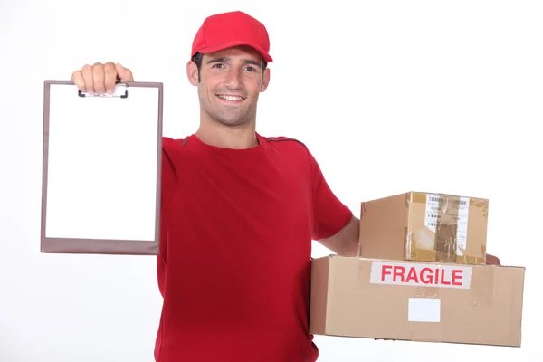 Mladý muž doručovat zásilky — Stock fotografie
