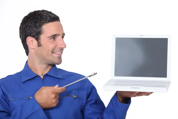 Homem com uma chave inglesa e computador portátil — Fotografia de Stock