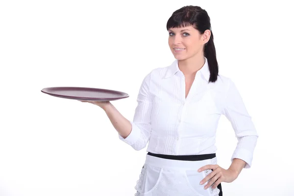 Молодая официантка на белом фоне — стоковое фото