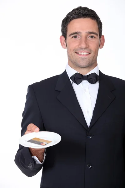 Kelner przedstawiający kartę kredytową. — Zdjęcie stockowe