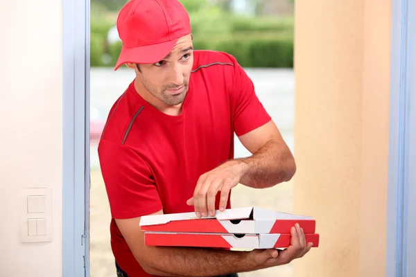 Uomo di consegna con scatole di pizza — Foto Stock